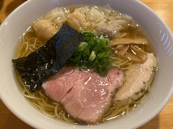 「肉と海老ワンタン麺（白）」@支那そば くろ田の写真