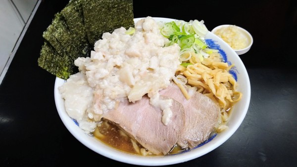 「しょうゆ中華そば(中)+ニンニク・海苔・身入りトリプル」@手打ち中華そば 酒田 河原町店の写真