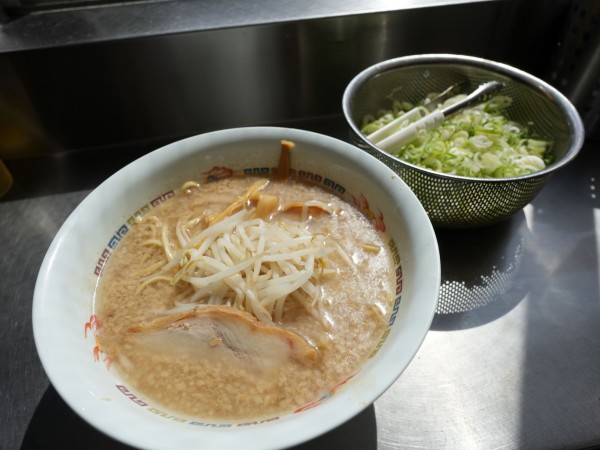 「ラーメン 麺硬め＋背脂多め」@ホープ軒 千駄ヶ谷本店の写真