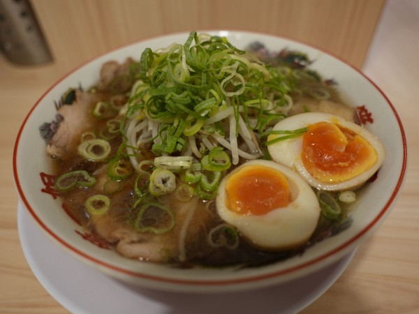 「ラーメン 麺硬め＋赤白半々＋サービス味玉」@本家 第一旭 新宿店の写真
