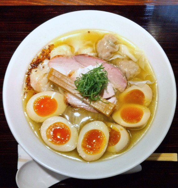 「(限定) エビわんたん麺 1400円＋くんたま 100円×3」@らーめん 鉢ノ葦葉の写真
