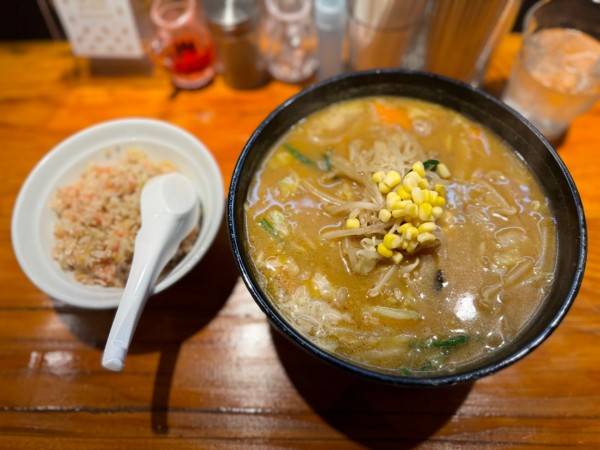 「ランチメニュー  ミソラーメン1030円＋無料チャーハン並」@上海ブラッセリーの写真