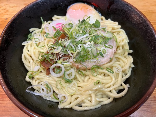 「温玉油そば特盛950円」@油そば専門店 ぶらぶら 鶴ヶ峰店の写真