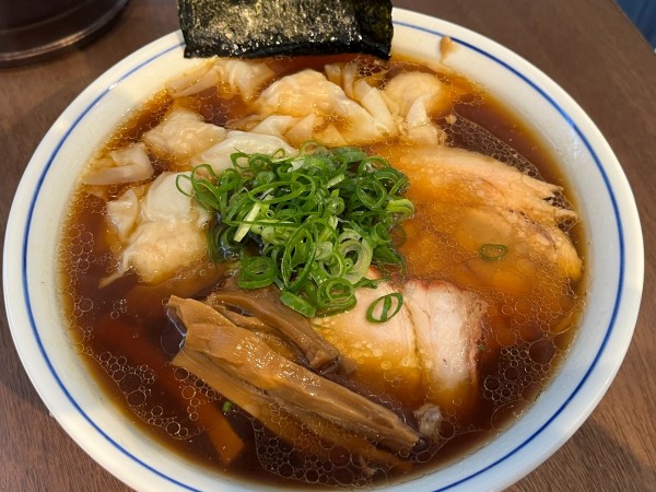 「醤油ワンタンらぁ麺」@らぁ麺 すぎ本の写真