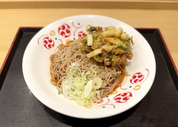「冷し舞茸と長いものかき揚げそば(620円)」@いろり庵きらく 田端店の写真