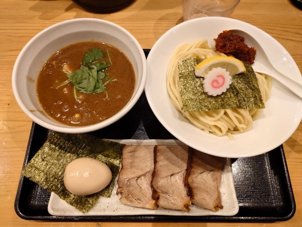 「特製濃厚煮干しつけ麺+辛味(1280円)」@つけめん 蕾 本家の写真