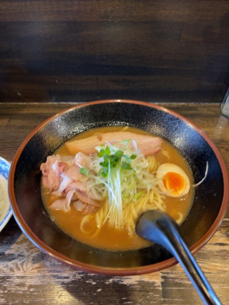 「和風とんこつ+燻製ハム（1200円）」@綿麺の写真