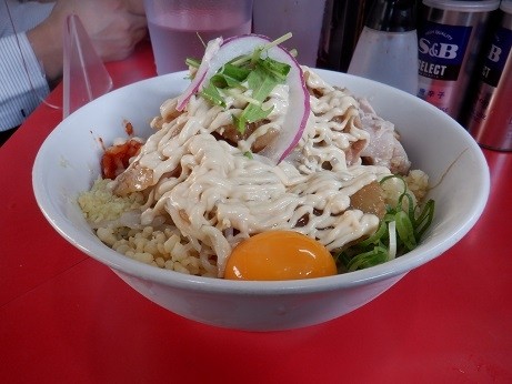 「冷やしまぜそば２００ｇ（少なめ）豚１枚入」@用心棒 本号の写真