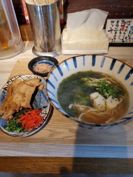 「アーサそば（三枚肉）」@沖縄そば ひがやの写真