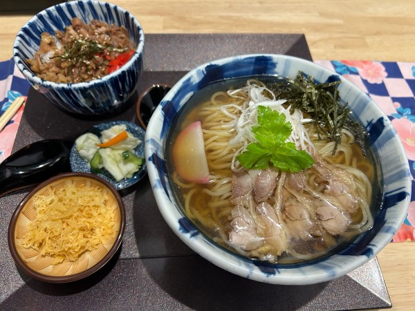 「冷たいとり中華＋まかない丼セット」@山形十割そば処 紅～BENI～の写真