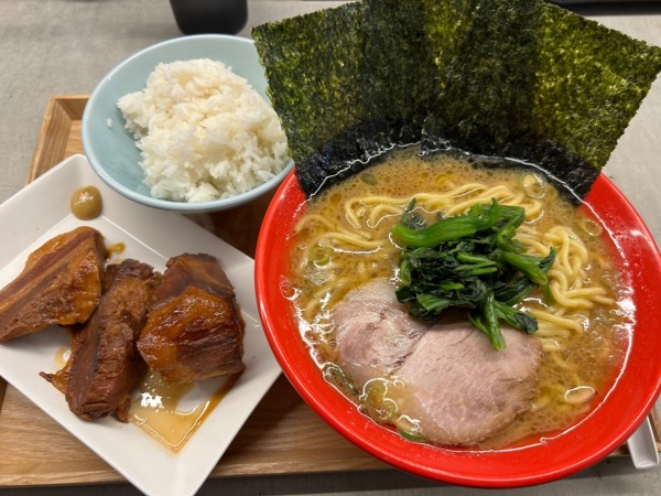 「家系ラーメン500円(オープン記念価格)+熟成とろ肉+ライス」@吉祥寺 武蔵家 熊谷店の写真