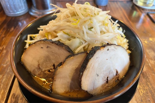 「味噌ラーメン 小 +ぶた +ヤサイちょい増し半分の半分、アブラ増」@麺や豚髭の写真