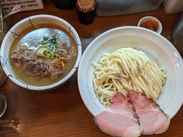 「黒毛和牛テールの炙りつけ麺」@麺と肉 だいつる ひるドラ鶴橋の写真