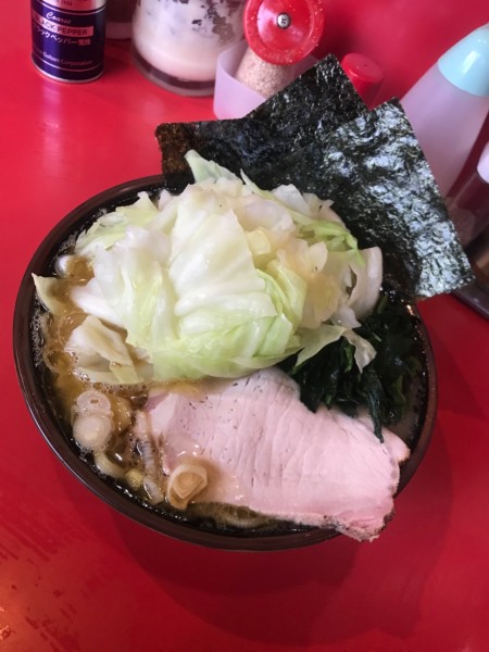 「ラーメン 700円＋キャベツ 100円」@どんとこい家の写真
