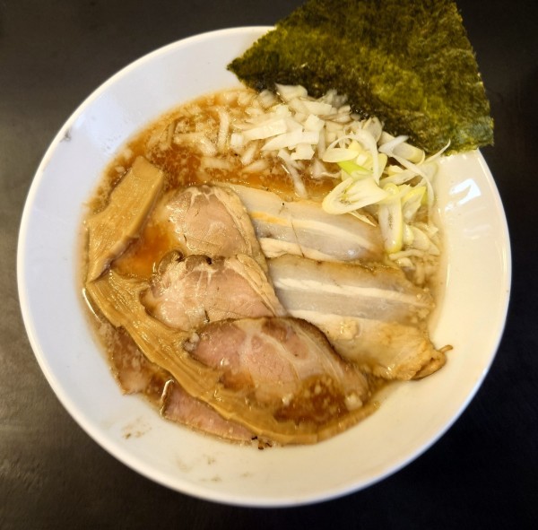 「焼豚背脂煮干しラーメン(1200円)」@逢坂製麺の写真