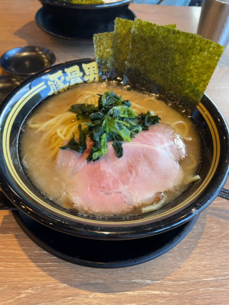 「豚骨醤油ラーメン　800円　麺大盛り150円」@横浜家系ラーメン豚骨男の写真