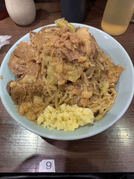 「汁なしブタメン半分　豚4枚」@ラーメン富士丸  西早稲田店の写真