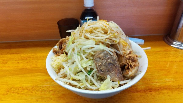 「小麺少なめ豚ダブル、ヤサイニンニクマシマシカラメ」@ラーメン二郎 立川店の写真