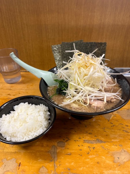 「醤油　ネギチャーシュー　小ライス」@らーめん家 せんだい 曙町店の写真