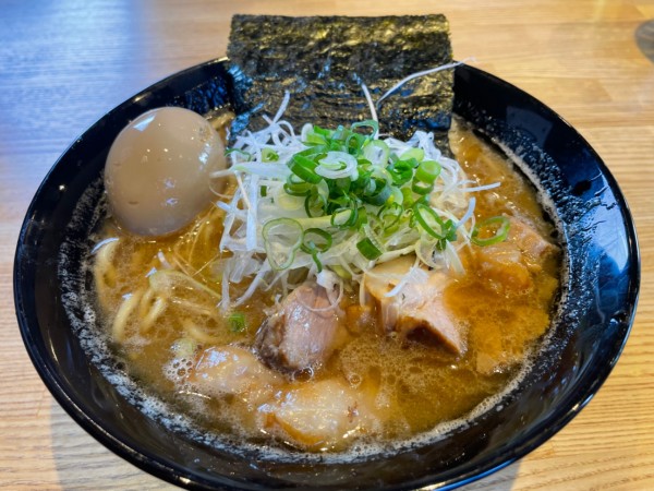 「豚骨醤油(中盛)＋味玉」@豚骨醤油 三輪の写真