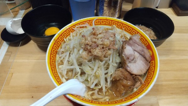 「らーめん　麺半分　220ｇ　（アブラ）+生卵」@えどもんど 中野の写真