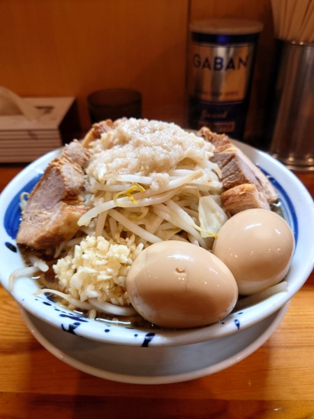 「チャーシュー麺大盛り煮玉子W野菜ニンニク油」@連の写真