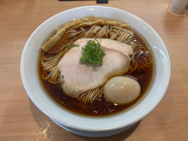 「大盛醤油らぁ麺　味玉」@らぁ麺はやし田 南船橋店の写真