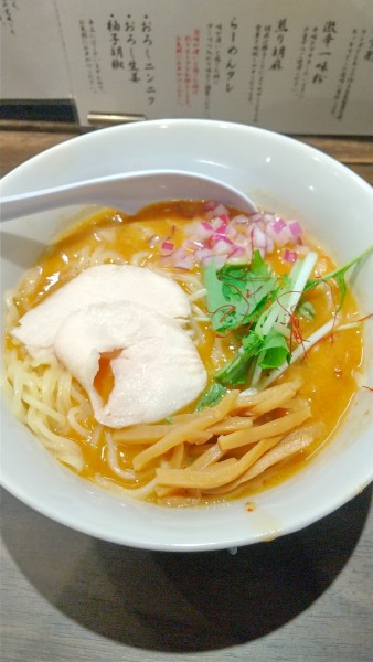 「濃厚辛味噌鶏そば辛目（大）　紫玉ねぎ　ミニチャーシュー丼」@中華そば みた葉の写真