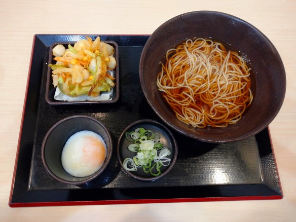 「小柱とアスパラのかきあげそば（730円）＋温玉（クーポン）」@ゆで太郎 池袋2丁目店の写真