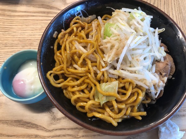 「ブラックジャンク油そば（大盛）温泉玉子」@日本油党 渋谷総本部の写真
