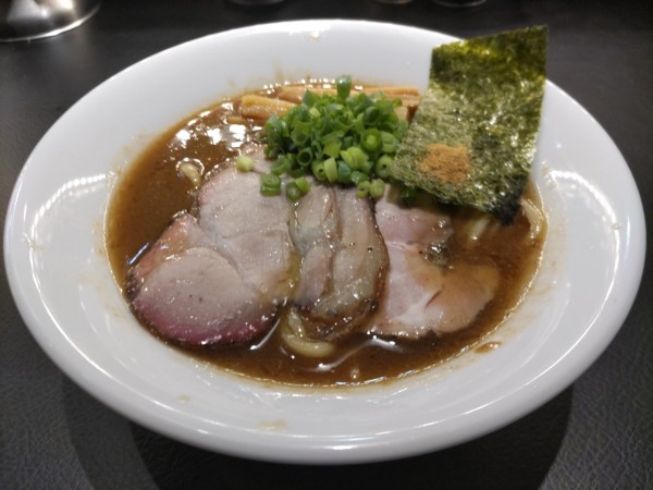 「醤油ラーメン大+ワンタン」@自家製手もみ麺 鈴ノ木の写真