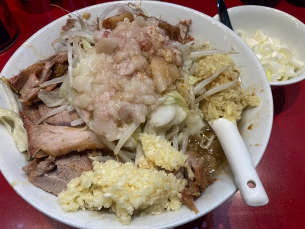 「ラーメン半分+豚まし+白ねぎ+しょうが」@ラーメン二郎 西台駅前店の写真