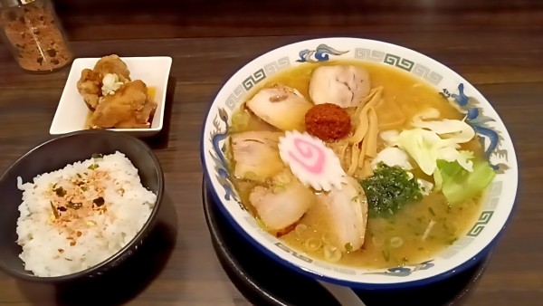 「ハーフチャーシュー辛みそラーメン」@みなみのとんとんの写真