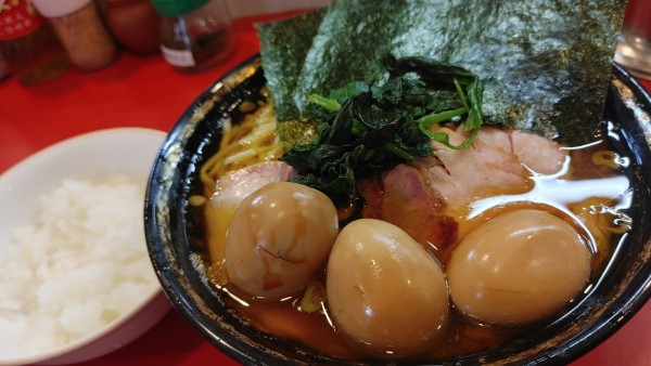 「大盛チャーシューメン・味玉✖︎3・玉ねぎ(多め)」@家系総本山 ラーメン吉村家の写真