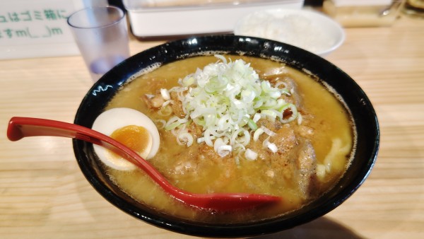 「こだわりの味噌煮込みモツらーめん１０００円＆白飯１００円」@ハイデン.コッコFACTORYサマンサ・タマサ 師岡町店の写真