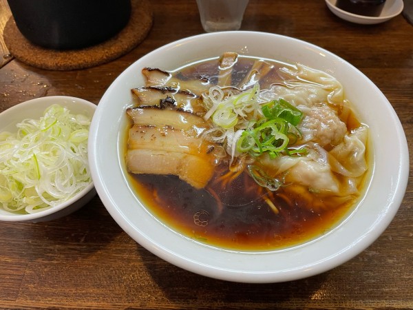 「チャーシュー肉ワンタンそば(黒)ネギ¥1,030」@中華そば カリフォルニアの写真