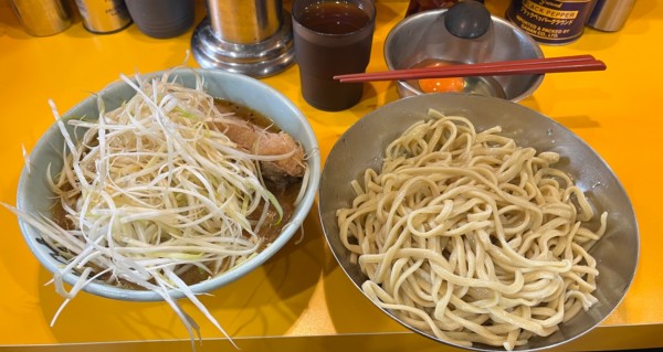 「小つけ麺野菜少なめニンニク少なめ+ネギ+生たまご」@ラーメン二郎 八王子野猿街道店2の写真