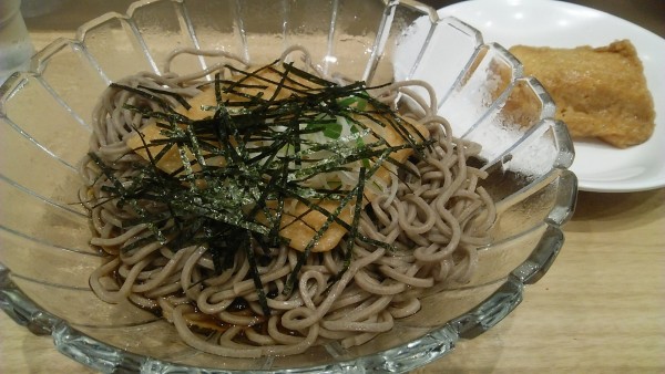 「冷やしきつねそば 430円+いなり 80円」@豊しま 春日店の写真