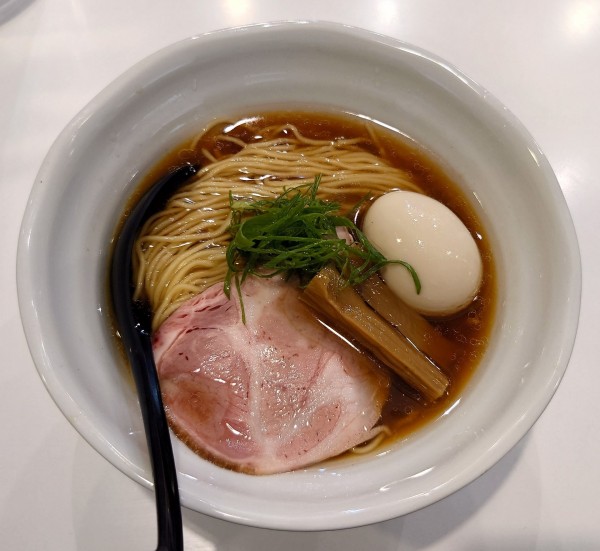 「味玉醤油ラーメン(950円)」@麺笑の写真
