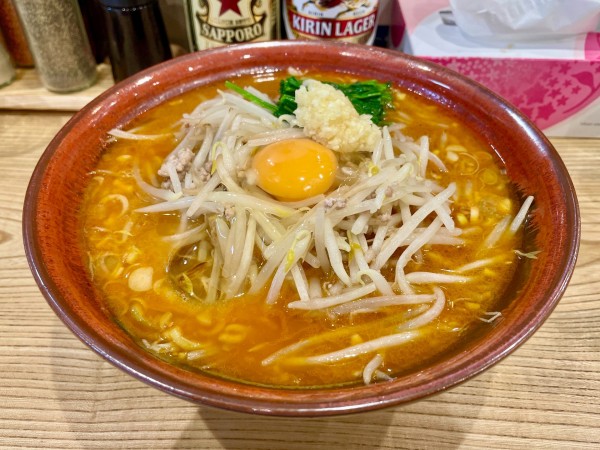 「サッポロ赤星＋キリンラガー＋皿２種→味噌らーめん生卵大蒜青菜」@らーめん 高尾の写真