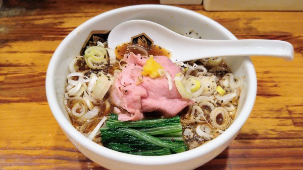 「麺魚の真鯛ブラックらーめん」@真鯛らーめん 麺魚の写真