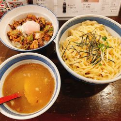 極太平打つけ麺塩＋月見豚トロ丼