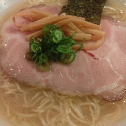 淡麗豚骨塩らーめん