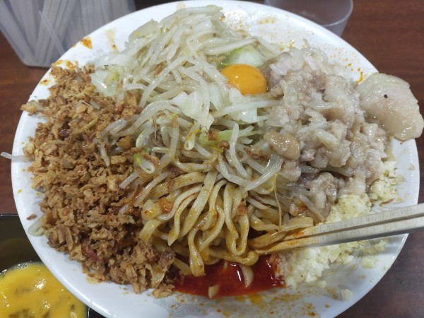 「塩辛・汁なし・大600・生卵（野菜少な目・ニンニク）」@D麺の写真