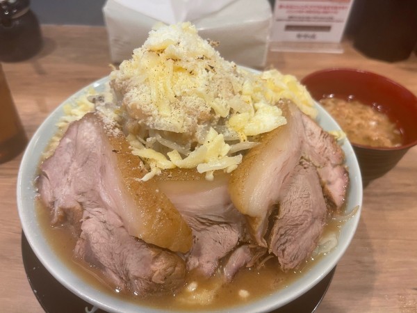 「豚ラーメン➕チーズ」@俺の生きる道 上野店の写真