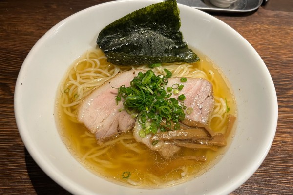 「【限定】煮干のらーめん 白醤油」@自家製麺 コトホギの写真