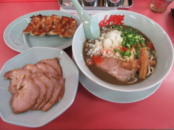 「限定鬼煮干しラーメン（９１０円）＋チャー×２＋サービス餃子」@山岡家 成田飯仲店の写真