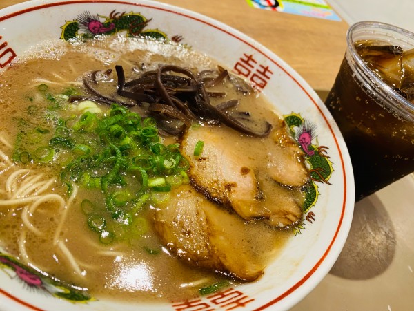 「ラーメン 700円 コーラ 100円」@博多だるまJAPAN イオンモール幕張新都心店の写真