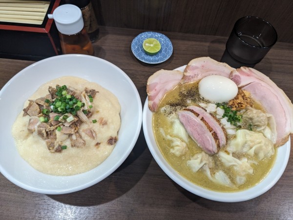 「【限定】特選煮干しワンタンソバ➕二ボ肉とろろ」@Noodle&Spice curry 今日の1番の写真