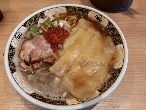 「すこい煮干しラーメン、大盛」@どうけん 新百合ヶ丘マプレ店の写真